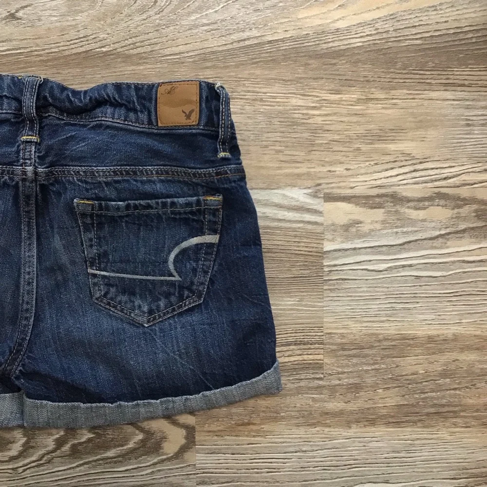American Eagle Mid Rise Distressed Cut Off Jeans 00